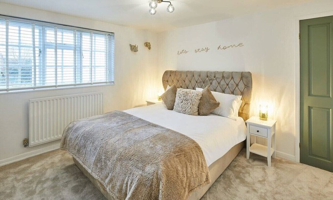Yarm House | Discover Bentley Wynd: Family-Friendly with Breakfast Included