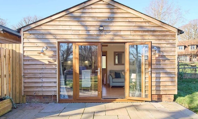 Aldington Ski Chalet | Discover Cobnut Barn: Cozy Retreat with Breakfast Included