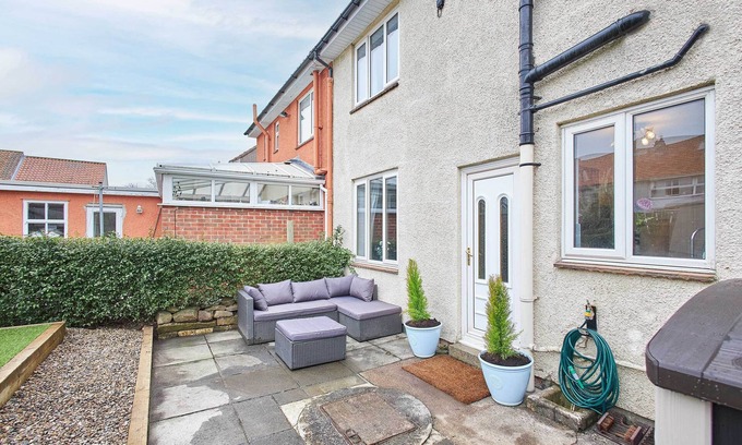 Longhoughton House | Cozy Crab Cottage: Family & Pet-Friendly Getaway