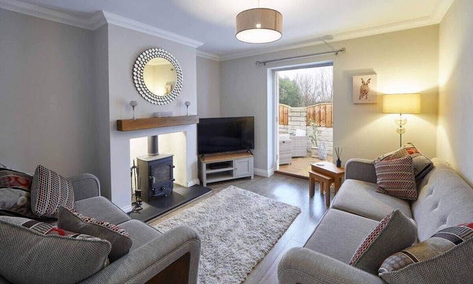 Guisborough House | Discover Lowcross Cottage: Guest Rated 10/10 with Breakfast
