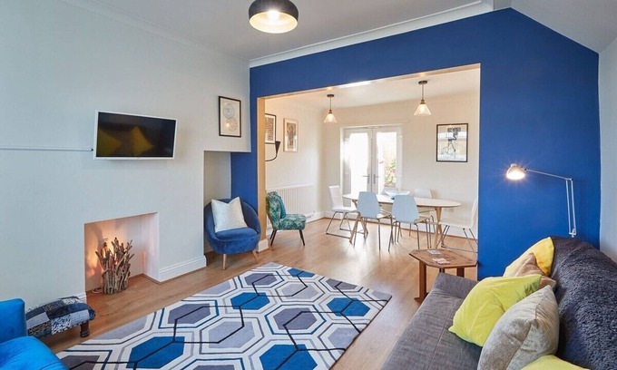 Loftus House | Discover Artist House: Guest Rated 9/10 & Pet Friendly