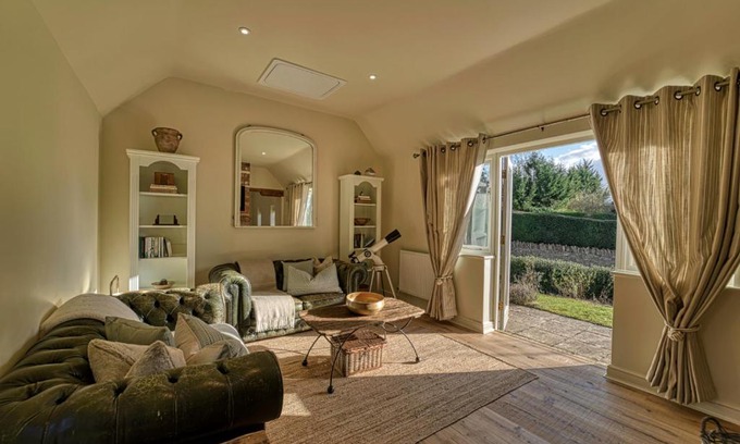 Bredons Norton House | Family-Friendly Guest Homes at The Gleanings - Rated 8.5/10