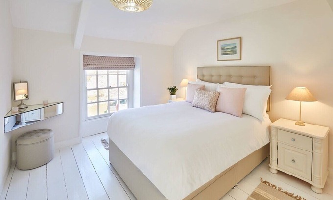 Lockton House | Perfect Getaway at Holmlea Cottage with Breakfast & Kitchen