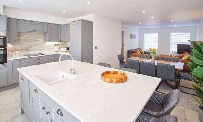 Whitby House | Enjoy Family-Friendly Stays at Lemonade Arch Hotel