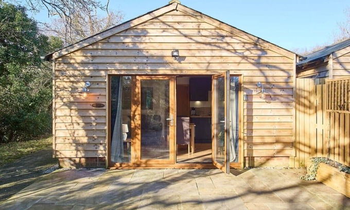 Aldington Ski Chalet | Cozy Retreat at Host & Stay | Oak Barn with Breakfast