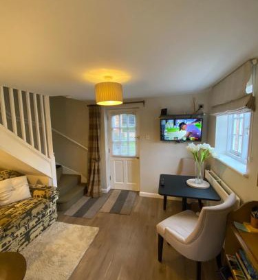 Sherington House | Cozy 1 Bedroom Cottage Style Maisonette - Family Friendly