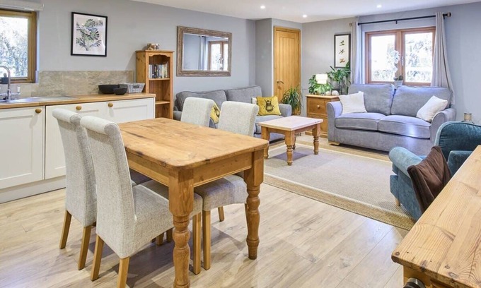 Aldington Ski Chalet | Cozy Stay at Orchard Barn with Breakfast & Family Amenities
