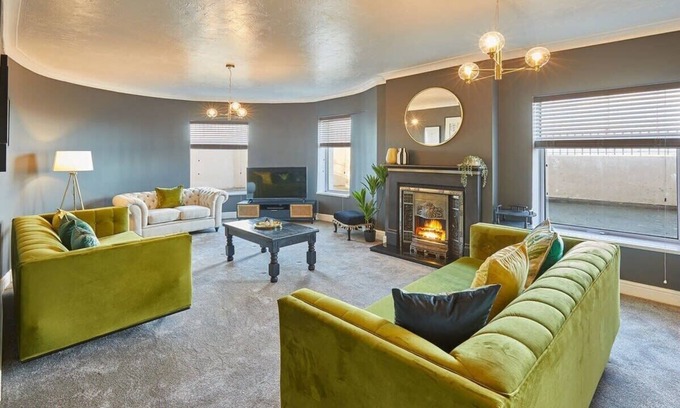 Redcar Apartment | Inviting Regency Mansions Apartment with Family-Friendly Perks