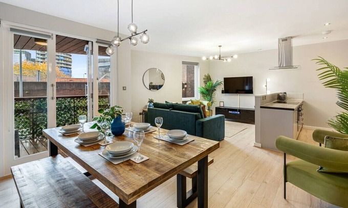 Liverpool City Centre Apartment | Discover Ropewalks Quarters III with Family-Friendly Perks