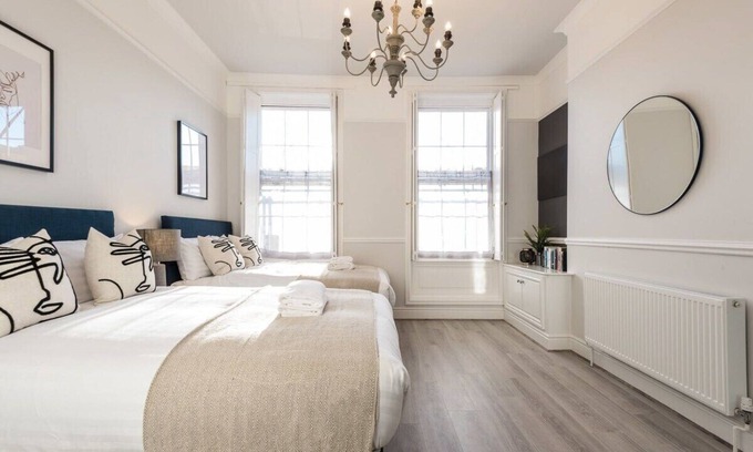 RopeWalks Apartment | Modern Comfort at Seel St Townhouse Apt I with Breakfast