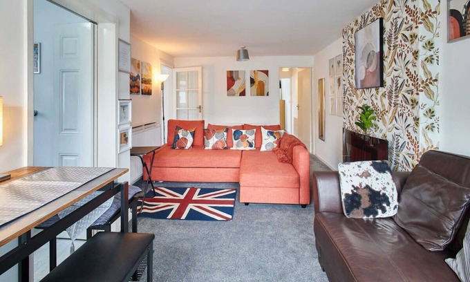 Burton Joyce Apartment | Discover Shaftsbury: Family-Friendly Stay with Breakfast