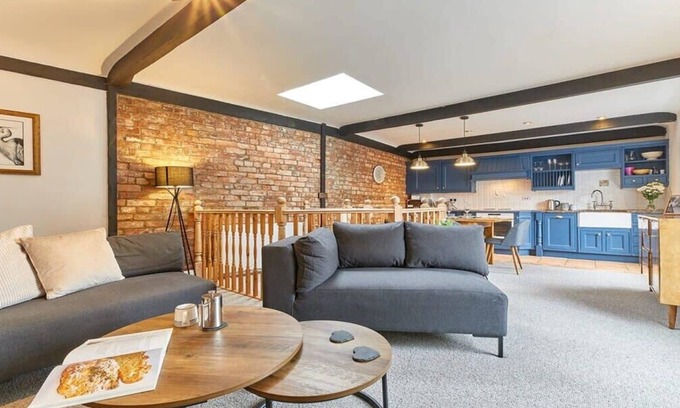 South Charlton Apartment | Discover The Burrow: Pet-Friendly Retreat with Breakfast