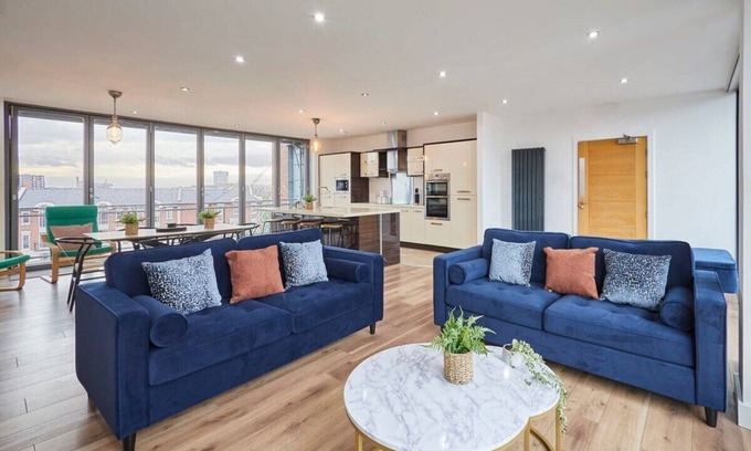 Chinatown Apartment | Explore The Knight Street Penthouse II: Family-Friendly Stay