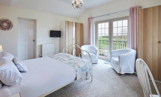 Bedlington Apartment | Discover The Paddock: Family-Friendly Stay with Breakfast