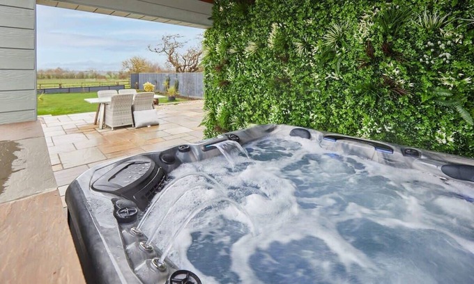 Stockton-on-Tees House | Relaxing Retreat at The Stables with Spa & Hot Tub