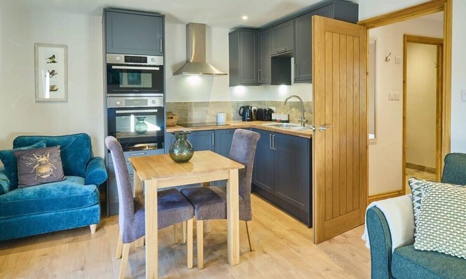 Aldington Ski Chalet | Discover Willow Barn: Family-Friendly Stay with Breakfast