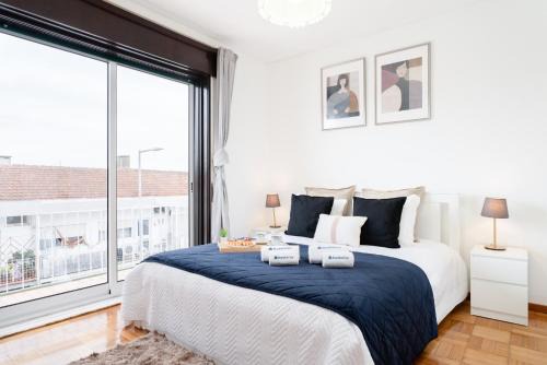 Mafamude Apartment | Bright House with Terrace & BBQ for Family Getaways