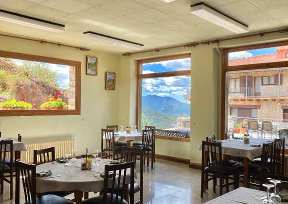Castellar de N'hug House | Discover Hostal Alt Llobregat: Family-Friendly Retreat