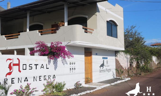 Puerto Ayora House | Budget-Friendly Stay at Hostal Arena Negra with Breakfast