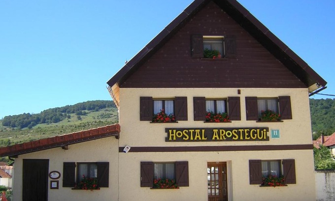 Garayoa House | Guest Favorite: Hostal Arostegui with Breakfast & Family Options