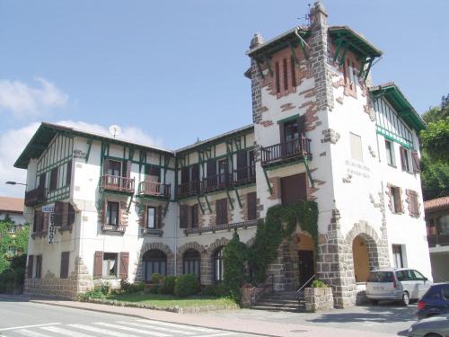 Lekunberri House | Enjoy Oceanfront Comfort at Hostal Ayestaran II