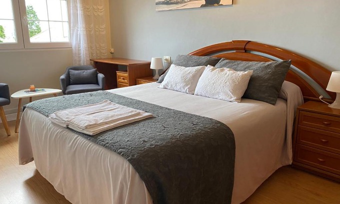 San Cibrao House | Cozy Hostal Buenavista: Oceanfront Stay with Breakfast