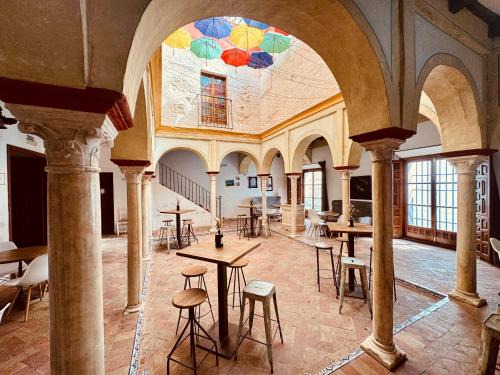 Carmona Bed & Breakfast | Pet-Friendly Haven at Hostal Café FRENTEABASTOS