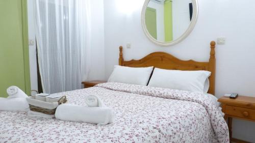 Candeleda House | Pet-Friendly Stay at Hostal Candeleda with Family Comfort