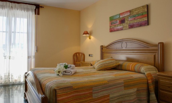 Quintanar de la Sierra House | Discover Hostal Casa Ramón: Pet-Friendly & Accessible Stay