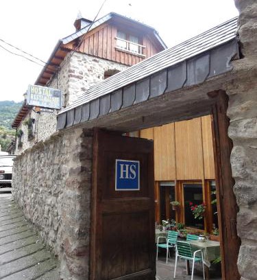 Larrede Hotel | Cozy Hostal Casa Laplaza: Family-Friendly Retreat