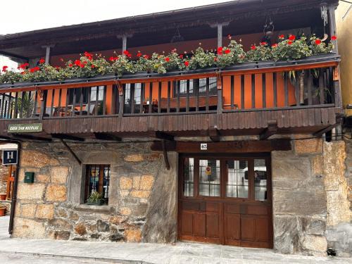Molinaseca House | Pet-Friendly Hostal Casa San Nicolas with High Guest Ratings