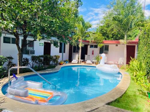 Leon House | Pet-Friendly Hostal Clary with Pool & Hot Tub - 9/10 Rating