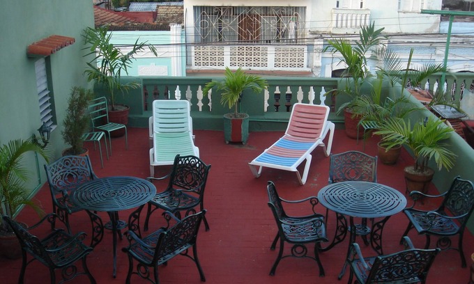 Cienfuegos House | Relax at Hostal Colonial de Isabel y Pepe with Pool & Breakfast