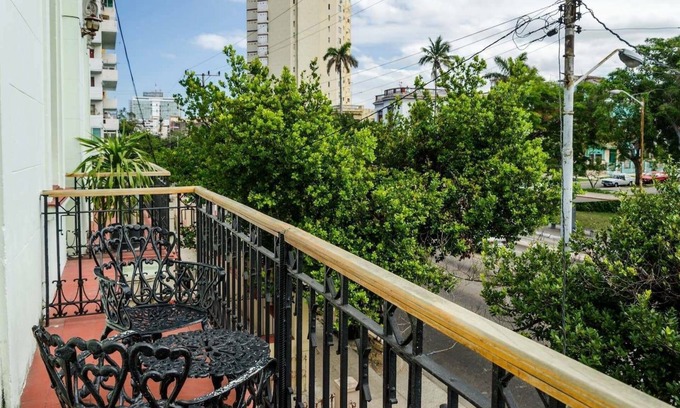 El Vedado Bed & Breakfast | Discover Hostal de la Fama: Family-Friendly Retreat