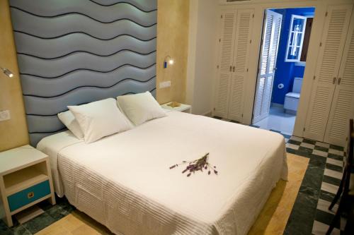 Conil de la Frontera City Center Hotel | Oceanfront Retreat: Hostal El Alojado de Velarde Awaits
