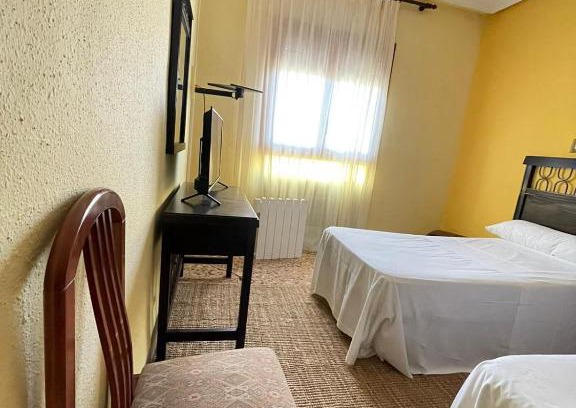 Monreal del Campo House | Pet-Friendly Hostal El Botero with Breakfast & Dining Options
