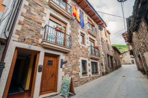 Molinaseca House | Cozy Hostal El Horno: Pet-Friendly with Ocean Views