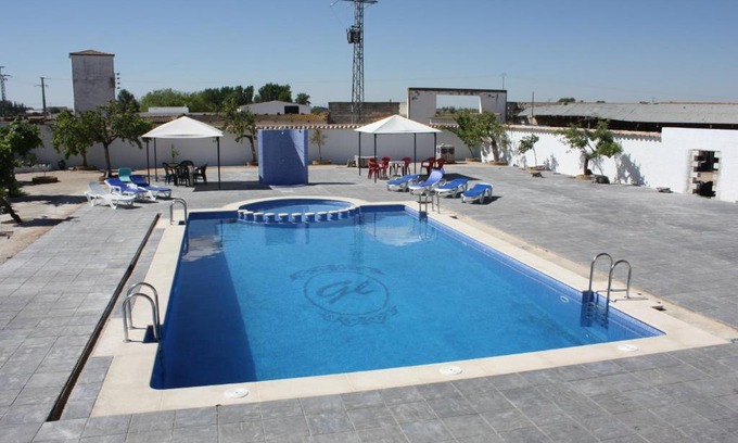 Tomelloso House | Budget-Friendly Stay at Hostal El Palomar with Pool & Dining