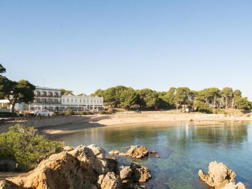 L'Escala Hotel | Relaxing Hostal Spa Empúries: Pet-Friendly Oceanfront Stay