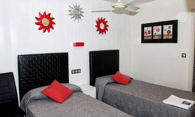 Castello d'Empuries House | Discover Hostal Emporda: Family-Friendly with Breakfast