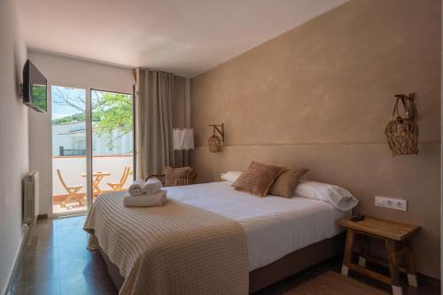 Tamariu Hotel | Discover Hostal Es Niu de Tamariu: Pet-Friendly Retreat