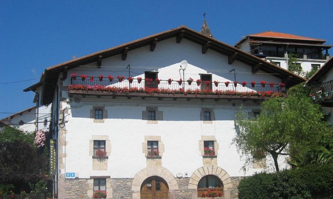 Ezkurra House | Discover Hostal Ezkurra: Family-Friendly with Top Ratings