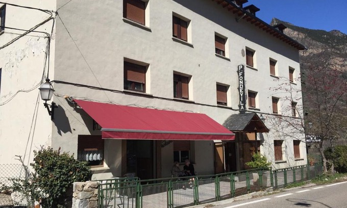 Boi House | Cozy Hostal Fondevila: Family-Friendly & Accessible Stay
