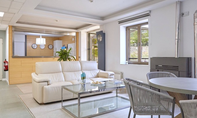 La Pola de Gordon Hotel | Experience HOSTAL FONTAÑAN: Rated 10/10 with Spa & Hot Tub
