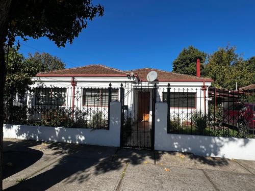 Angol House | Hostal Gina