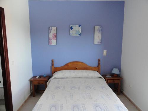 Los Gallos-Cerromolino House | Budget-Friendly Hostal la Campa with Breakfast & Family Perks