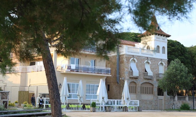 La Fosca Hotel | Relax at Hostal La Fosca with Ocean Views & Pet-Friendly Rooms