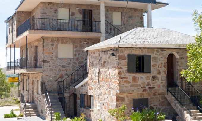 Robleda-Cervantes House | Budget-Friendly Stay at Hostal La Majada with Breakfast