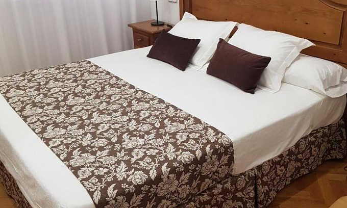 Pedro Munoz House | Budget-Friendly Hostal La Parada with Family Amenities
