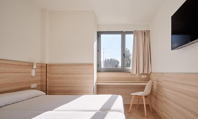 Esplugues de Llobregat House | Budget-Friendly Hostal Lami with Breakfast & Accessibility